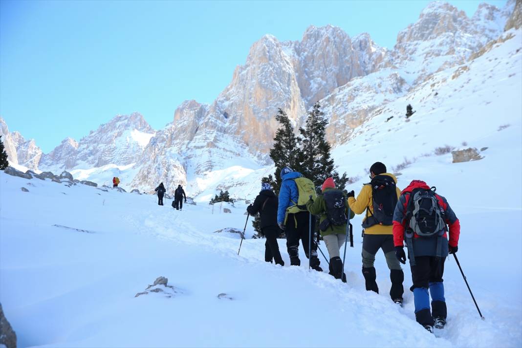 ADANAPOST FOTO GALERİ - Doğa sporcuları Aladağlar'ın karla kaplı eteklerinde sınırlarını zorluyor 4